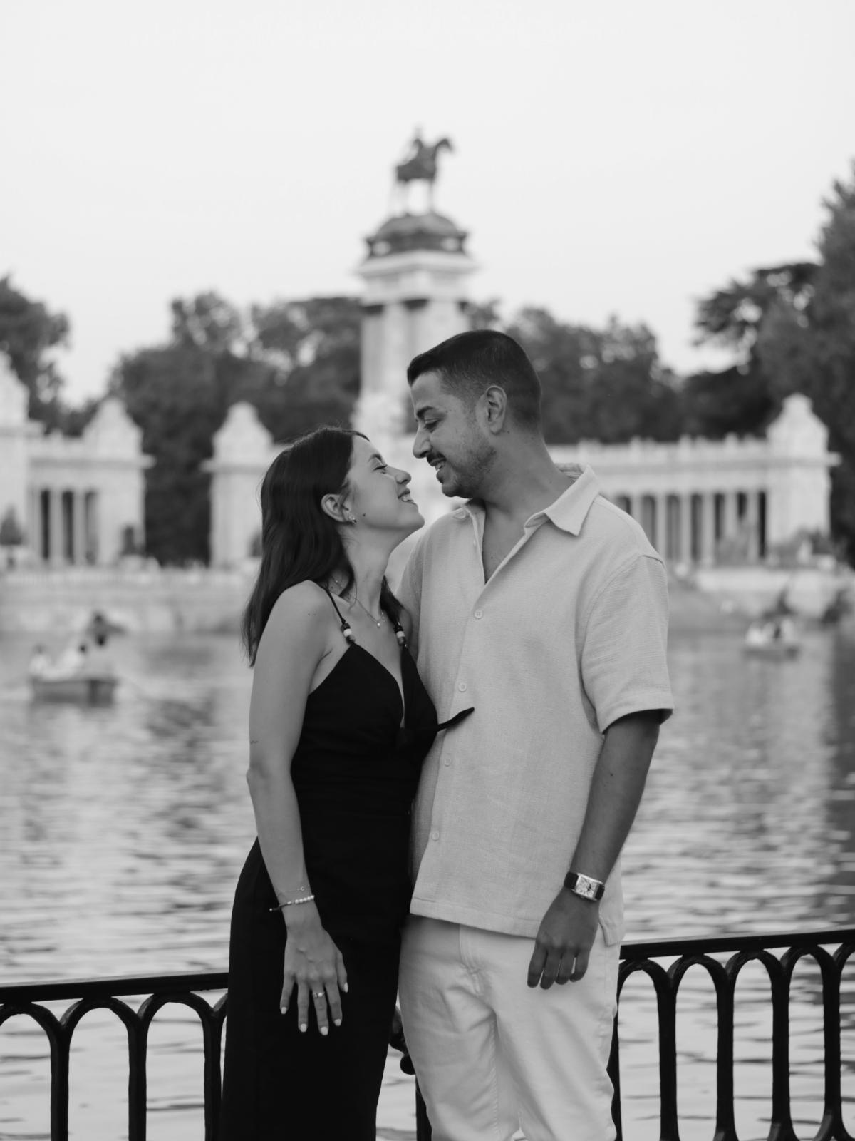 Ana y Alejandro junto al estanque del Retiro